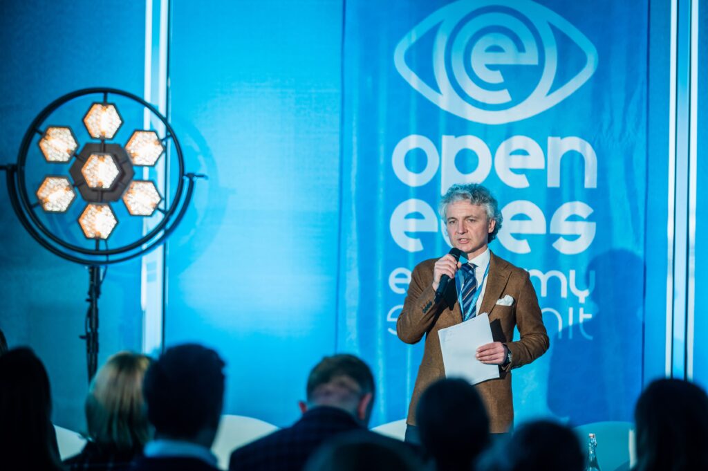 Rafał Olesiński podczas debaty „Prawdziwe znaczenie „S”, czyli czego nie wyczytasz w raporcie ESG” – Open Eyes Economy Summit 2022